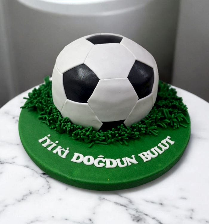 Çimler Üzerinde Futbol Topu Yaş Pasta