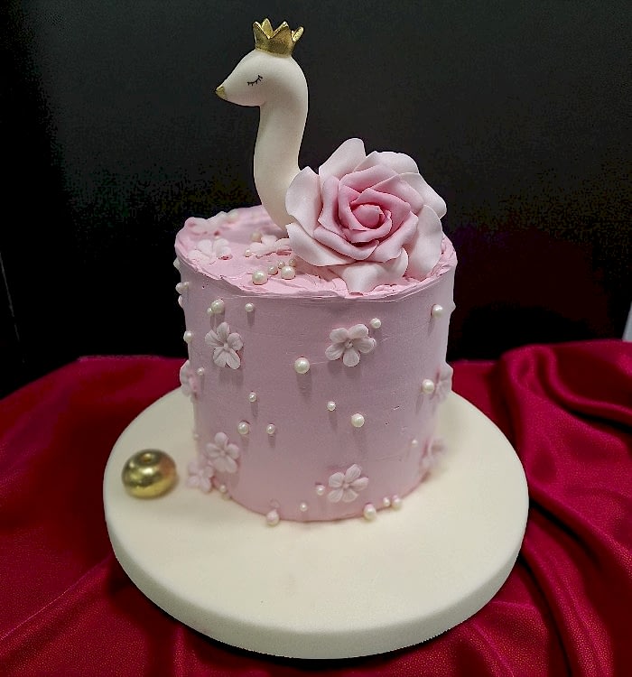 Pembe Swan Temalı Doğum Günü Pastası
